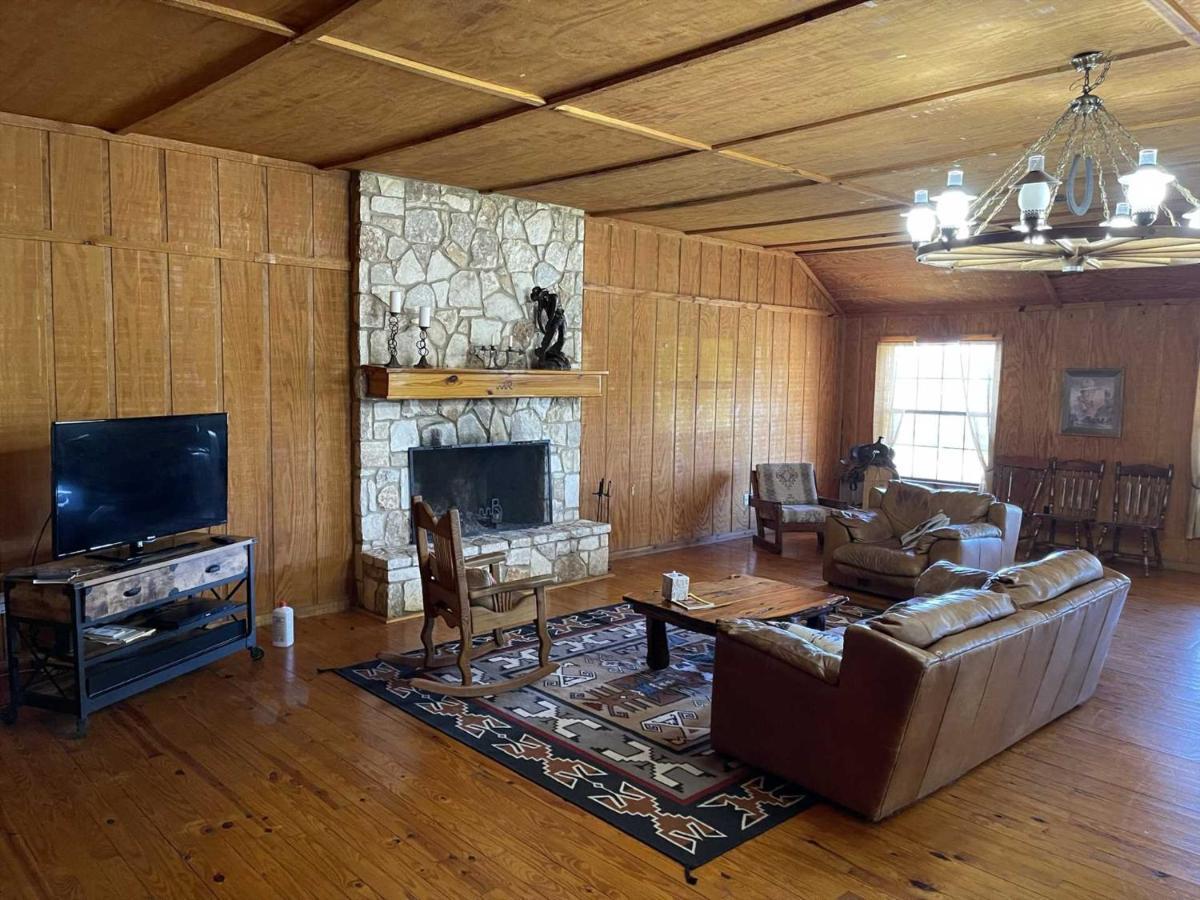 West 1077 Guest Ranch - Retreat Bed & Breakfast Tarpley Eksteriør bilde