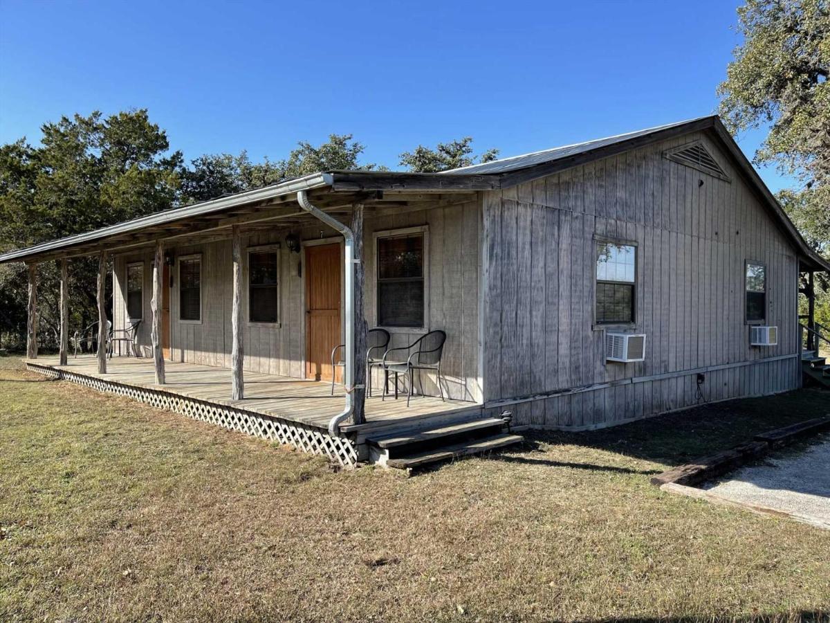 West 1077 Guest Ranch - Retreat Bed & Breakfast Tarpley Eksteriør bilde